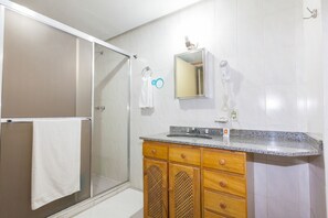 Kamar Double Deluks | Kamar mandi | Shower, perlengkapan mandi gratis, pengering rambut, dan handuk