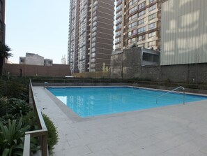 Una piscina al aire libre de temporada