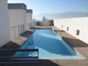 Una piscina al aire libre de temporada