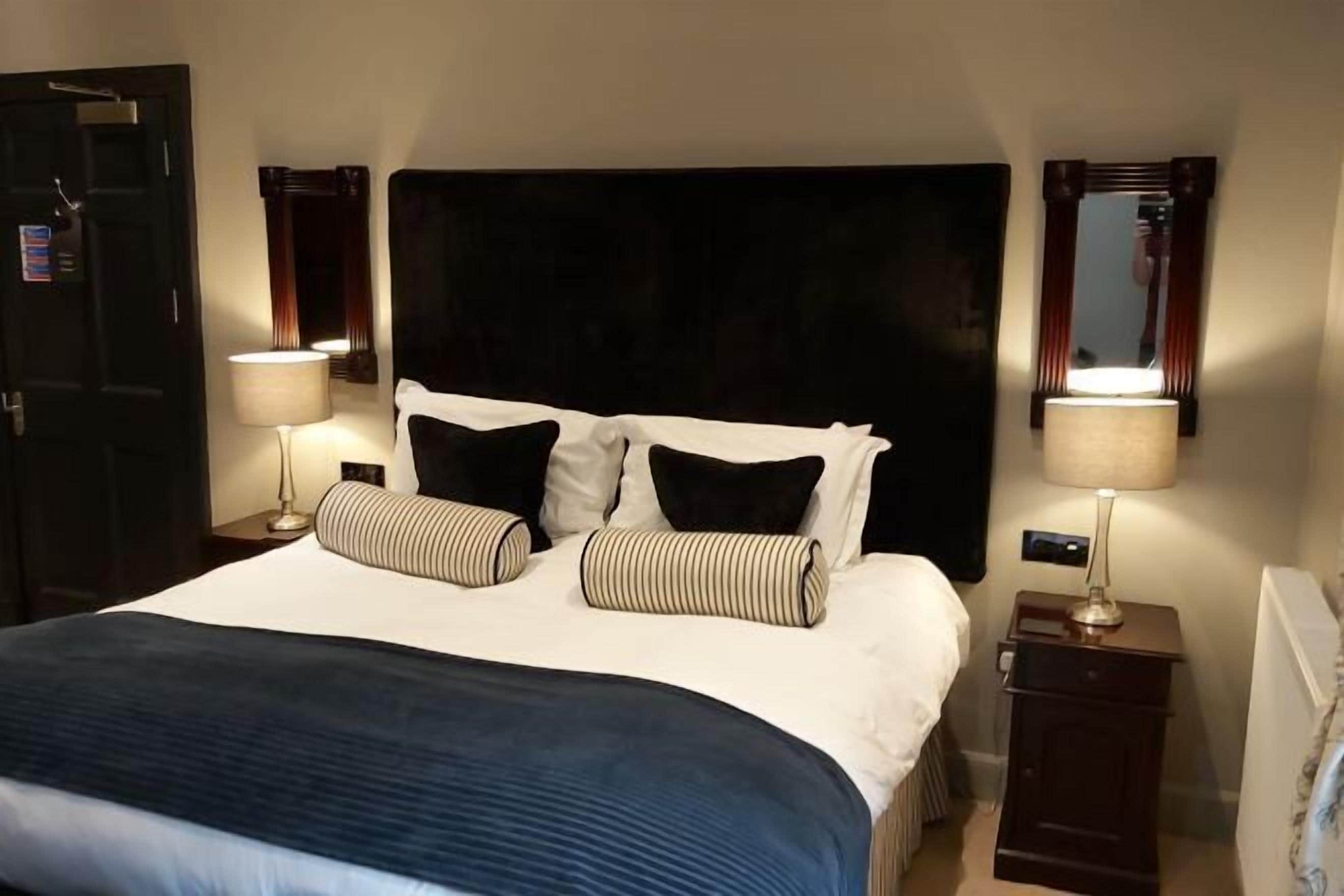 Egyptian cotton sheets, individually decorated, individually furnished