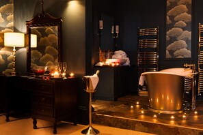 Deep soaking bathtub
