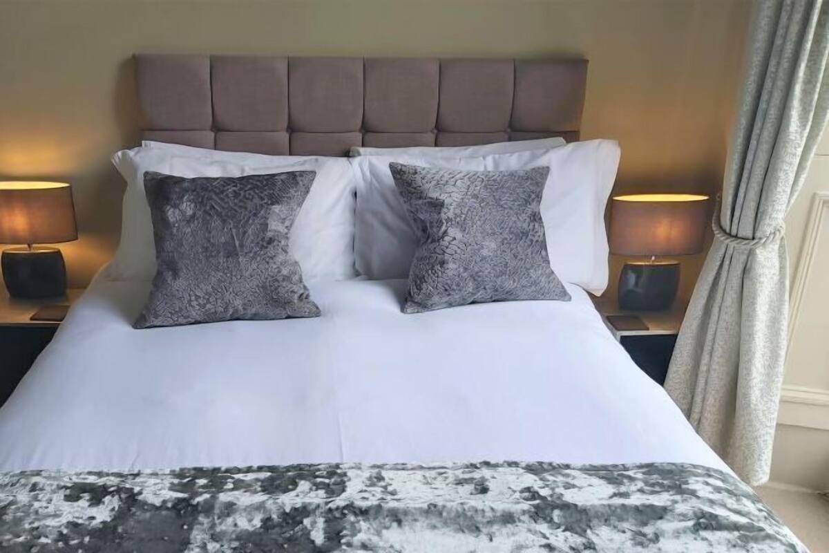 Egyptian cotton sheets, desk, iron/ironing board, WiFi (free)