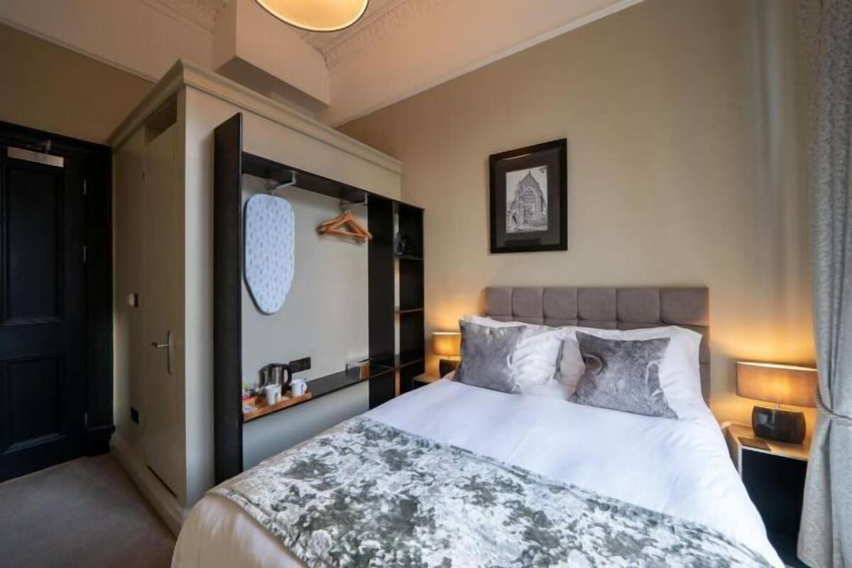 Egyptian cotton sheets, desk, iron/ironing board, WiFi (free)