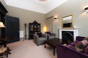 70-cm flat-screen TV with digital channels - No 11 (Edinburgh)