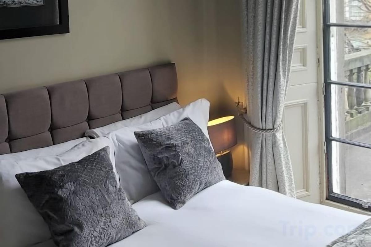 Egyptian cotton sheets, desk, iron/ironing board, WiFi (free)