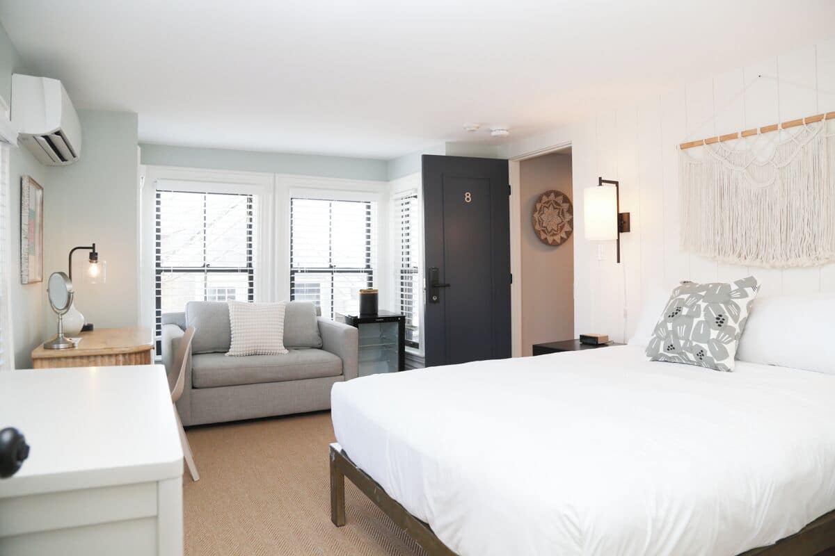 deluxe room, 1 queen bed | iron/ironing board, free wifi, bed sheets