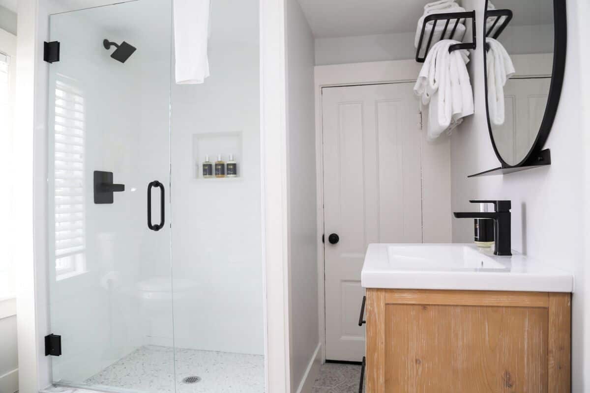 deluxe room, 1 queen bed | bathroom | shower, hair dryer, towels