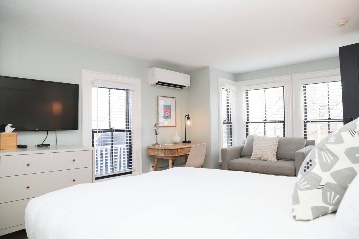 deluxe room, 1 queen bed | iron/ironing board, free wifi, bed sheets