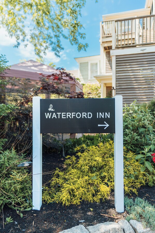 A directional sign for the Waterford Inn pointing to the right. - Waterford Inn Provincetown (Provincetown)