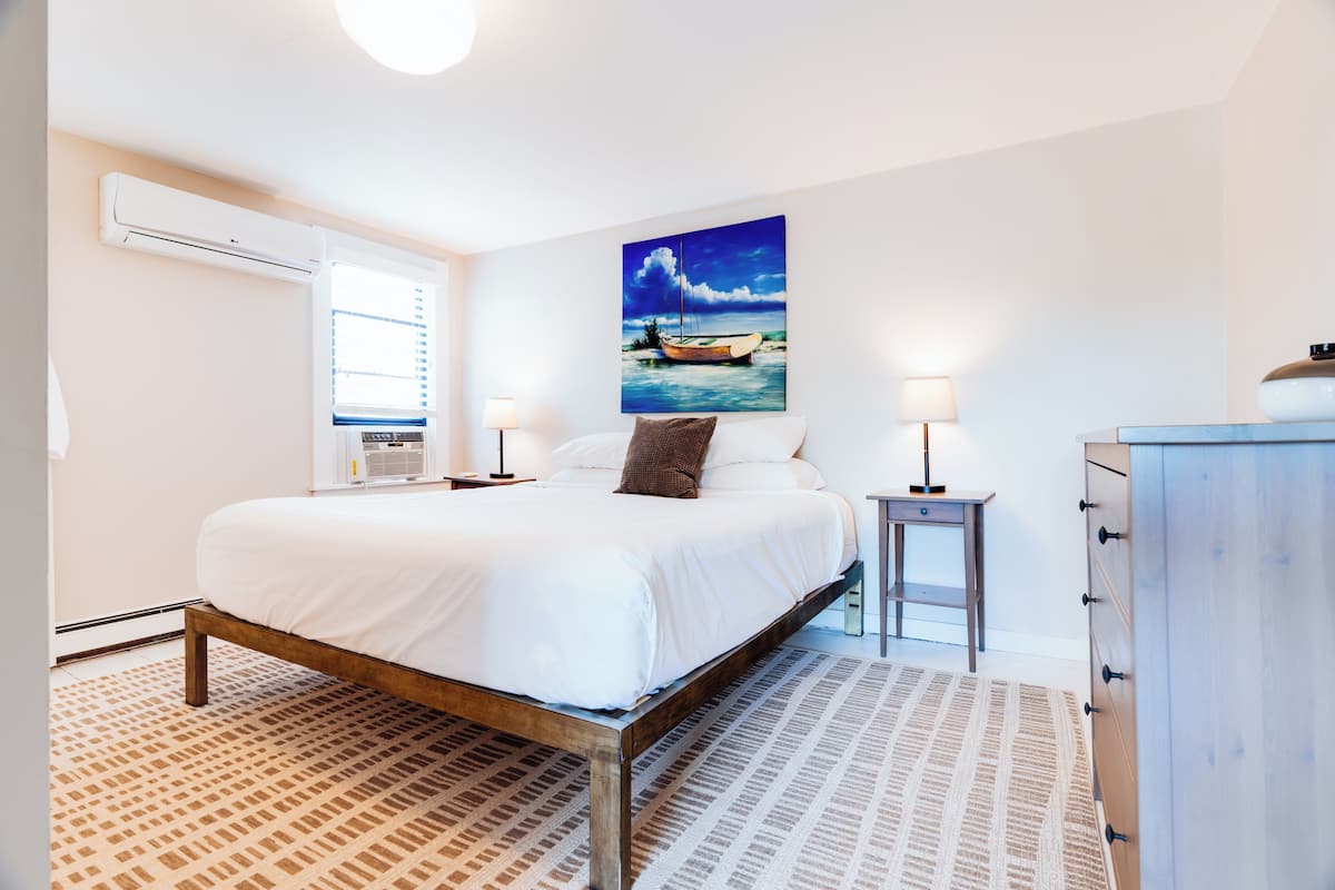 deluxe suite, 1 king bed, balcony (junior suite) | iron/ironing board, free wifi, bed sheets