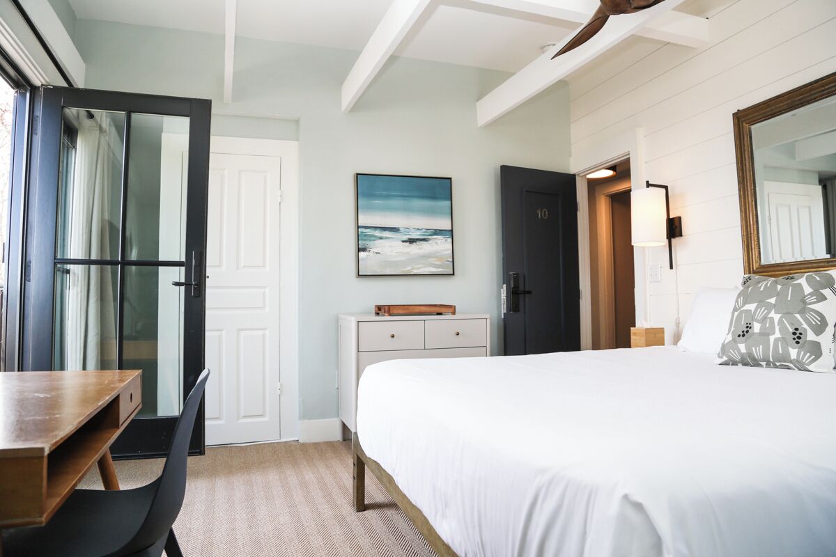 deluxe room, 1 king bed, balcony | iron/ironing board, free wifi, bed sheets