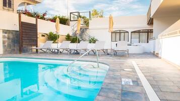3 piscines a l'aire lliure