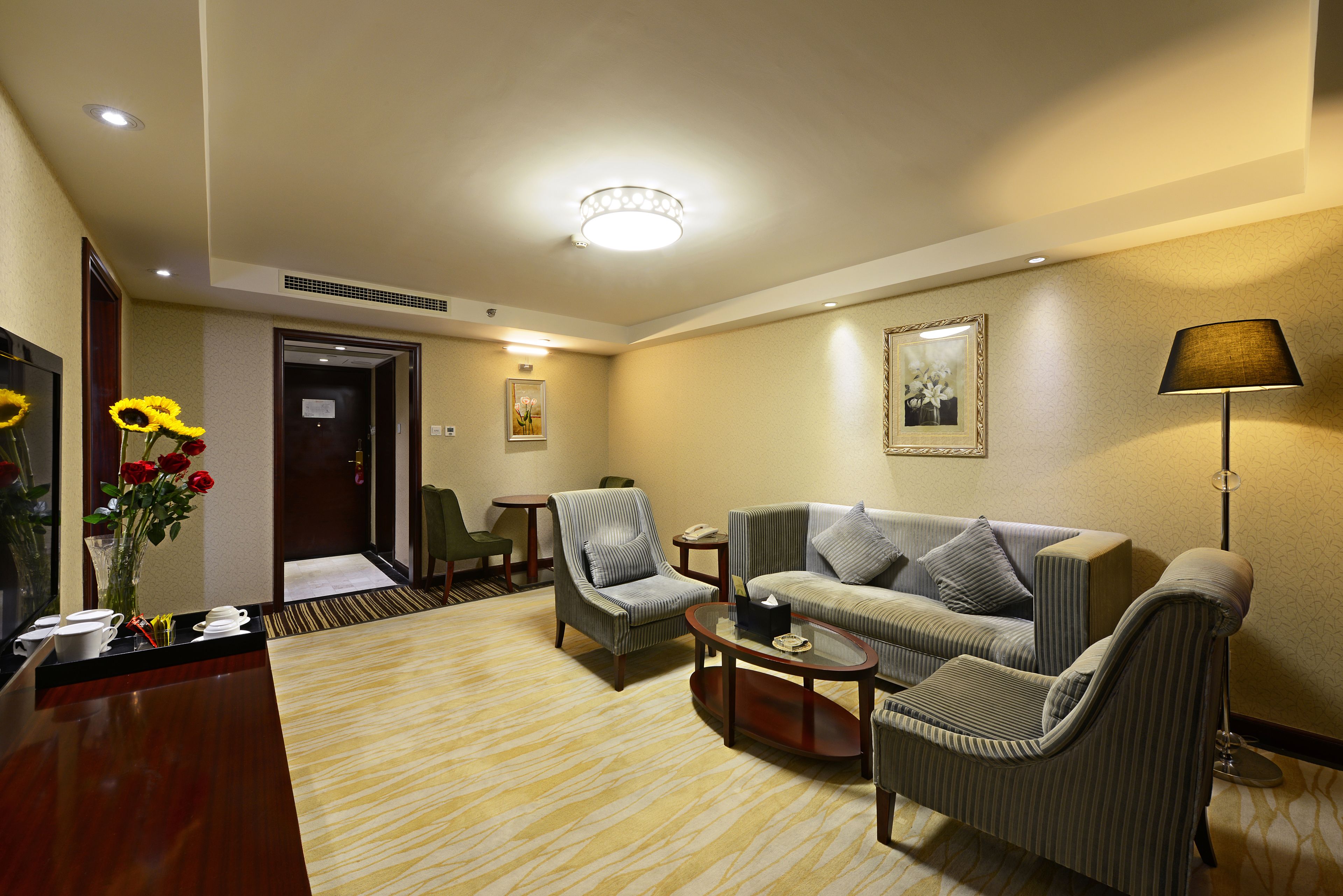 executive suite | premium bedding, minibar, in-room safe, desk