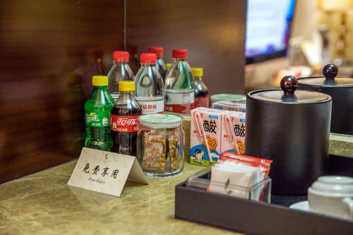 高級寝具、ミニバー、セーフティボックス (室内)、デスク