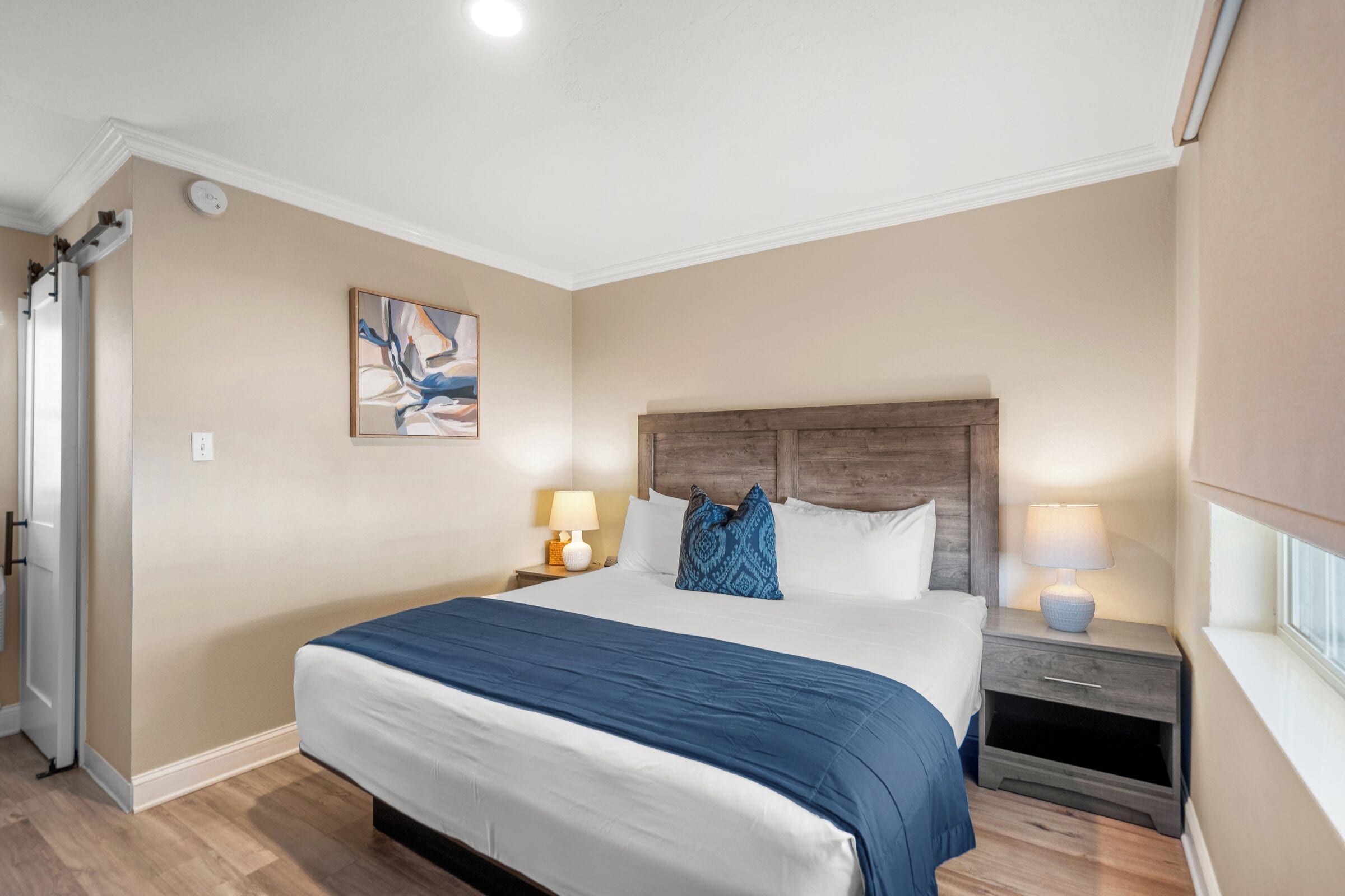 Comfort Room, 1 King Bed, Non Smoking | Individually furnished, free WiFi, bed sheets