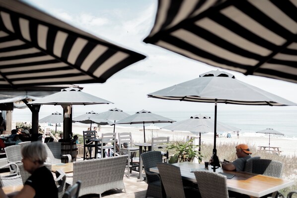 Se sirven almuerzos y cenas (con vistas a la playa)