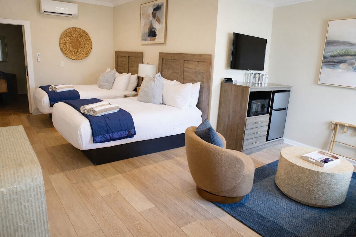 Habitación familiar, 2 camas matrimoniales, para no fumadores, vista al océano | Wifi gratis, muebles diferentes y ropa de cama 