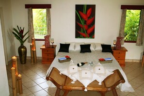 Minibar, caja de seguridad en la habitación y escritorio 