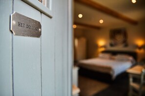 Minibar, caja de seguridad en la habitación, wifi gratis y ropa de cama 