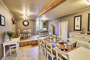 Daily continental breakfast (EUR 25 per person)