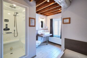 Habitación doble estándar | Minibar, caja de seguridad en la habitación, wifi gratis y ropa de cama 