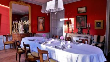 Päivittäinen buffetaamiainen (15 EUR per henkilö)