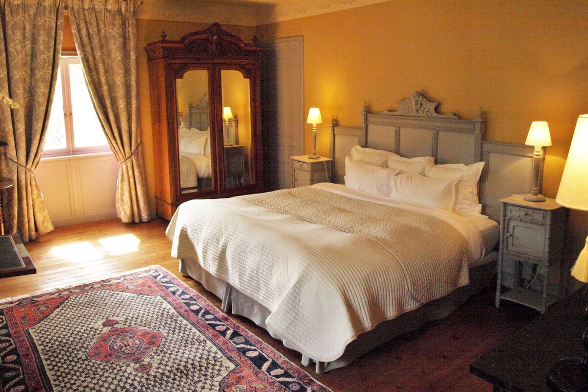 1 bedroom, premium bedding, minibar, in-room safe