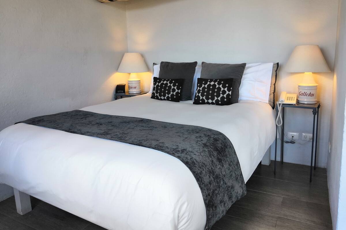 Habitación Deluxe, 1 cama de matrimonio, vistas a la ciudad | Ropa de cama de alta calidad y edredones de plumas