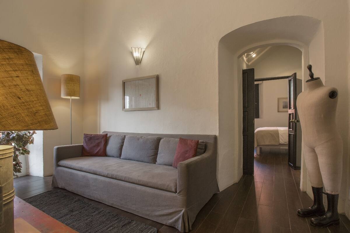 Habitación familiar doble | Sala de estar | Televisión LED de 24 pulgadas con canales por cable, una televisión