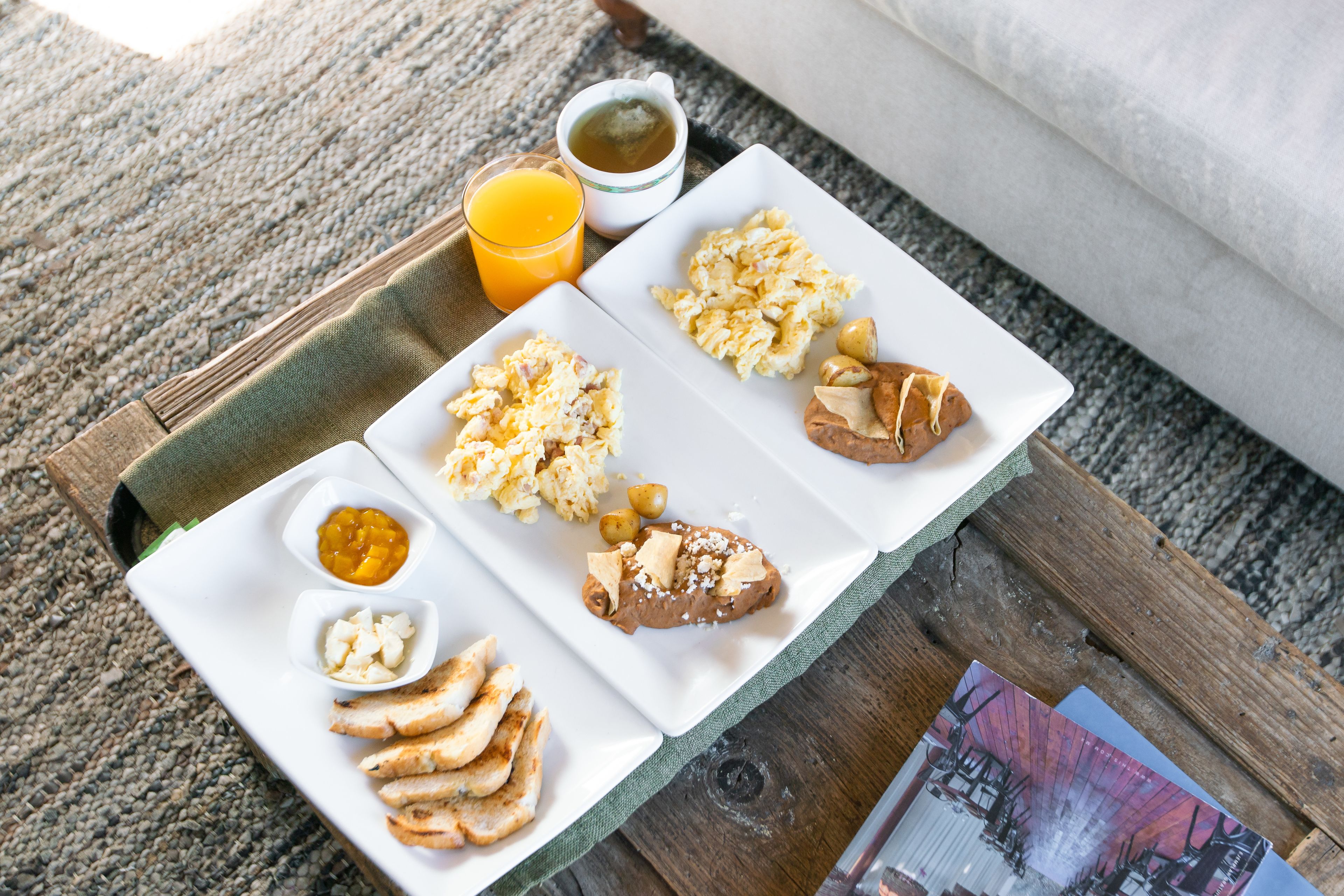 deluxe room, 1 queen bed, city view | in-room dining