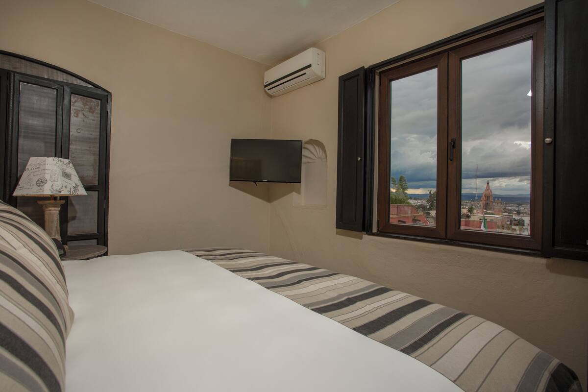 Habitación presidencial doble | Ropa de cama de alta calidad y edredones de plumas