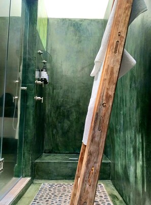 Superior-Zimmer | Badezimmer | Designer-Toilettenartikel, Haartrockner, Handtücher