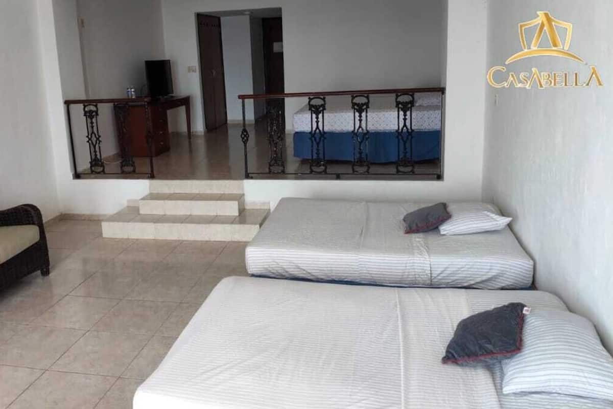 Quarto triplo standard, várias camas | Escrivaninha, ferros/tábuas de passar roupa, Wi-Fi de cortesia