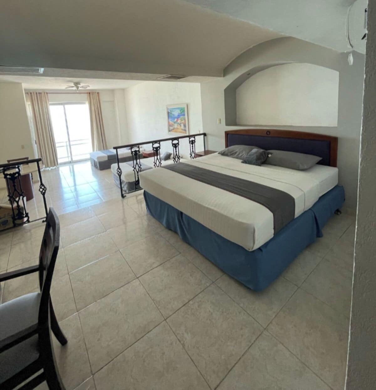 Escritorio, tabla de planchar con plancha, wifi gratis y ropa de cama 