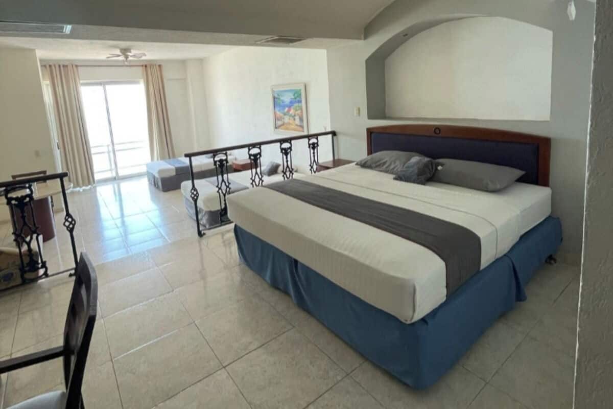 Habitación triple estándar, varias camas | Escritorio, tabla de planchar con plancha, wifi gratis y ropa de cama