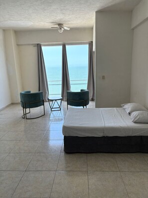 Habitación doble Premium, vista al océano | Escritorio, tabla de planchar con plancha, wifi gratis y ropa de cama 