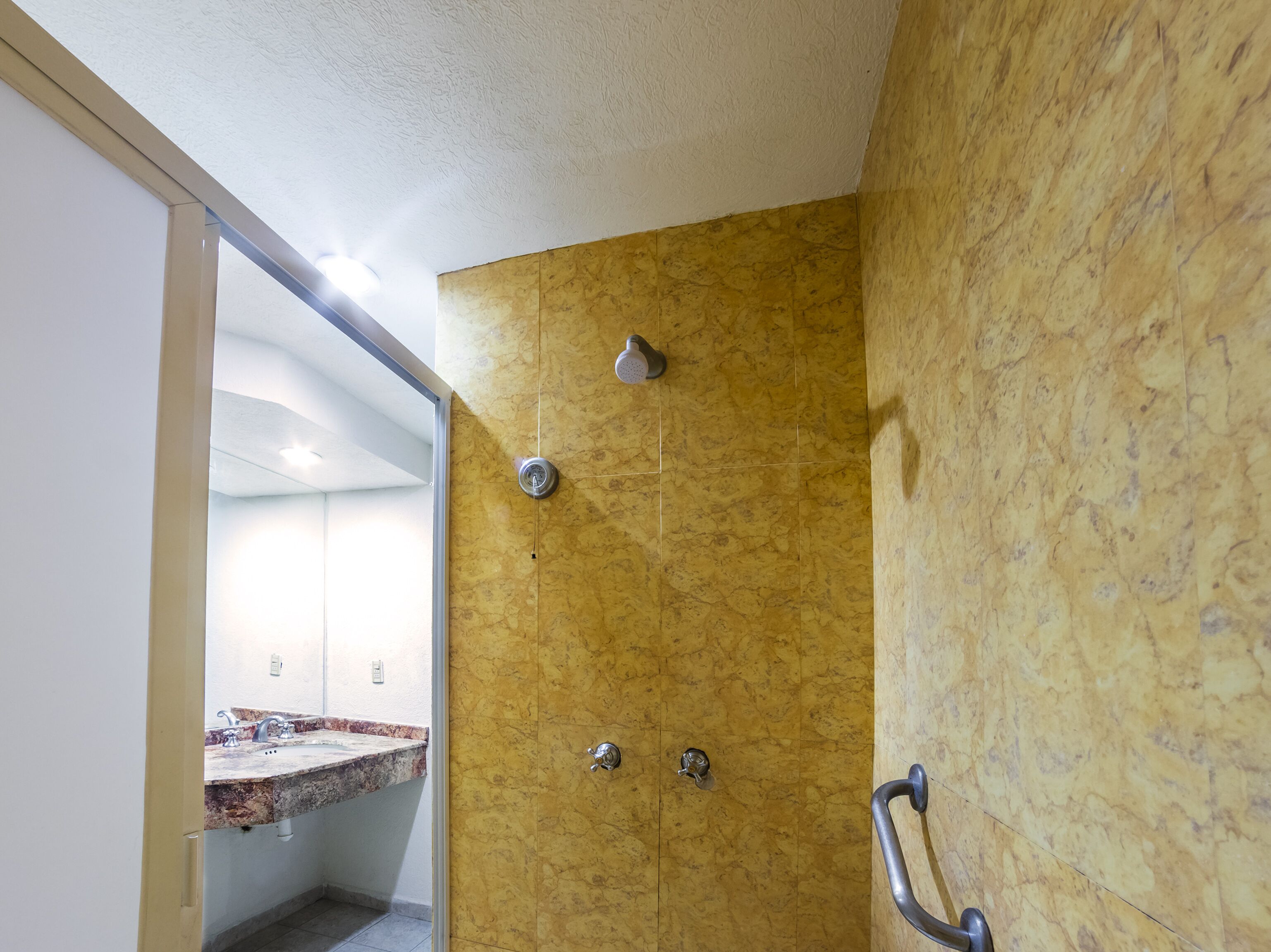 Ducha, artículos de tocador gratuitos, secador de pelo, toallas