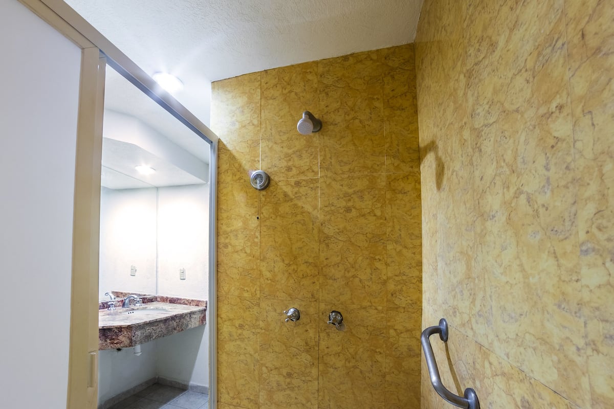 Regadera, amenidades de baño gratuitas, secadora de cabello, toallas