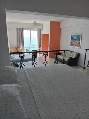 Habitación triple estándar, varias camas | Escritorio, tabla de planchar con plancha, wifi gratis y ropa de cama