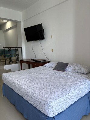 Habitación doble Deluxe | Escritorio, tabla de planchar con plancha, wifi gratis y ropa de cama