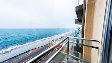 Escritorio, tabla de planchar con plancha, wifi gratis y ropa de cama