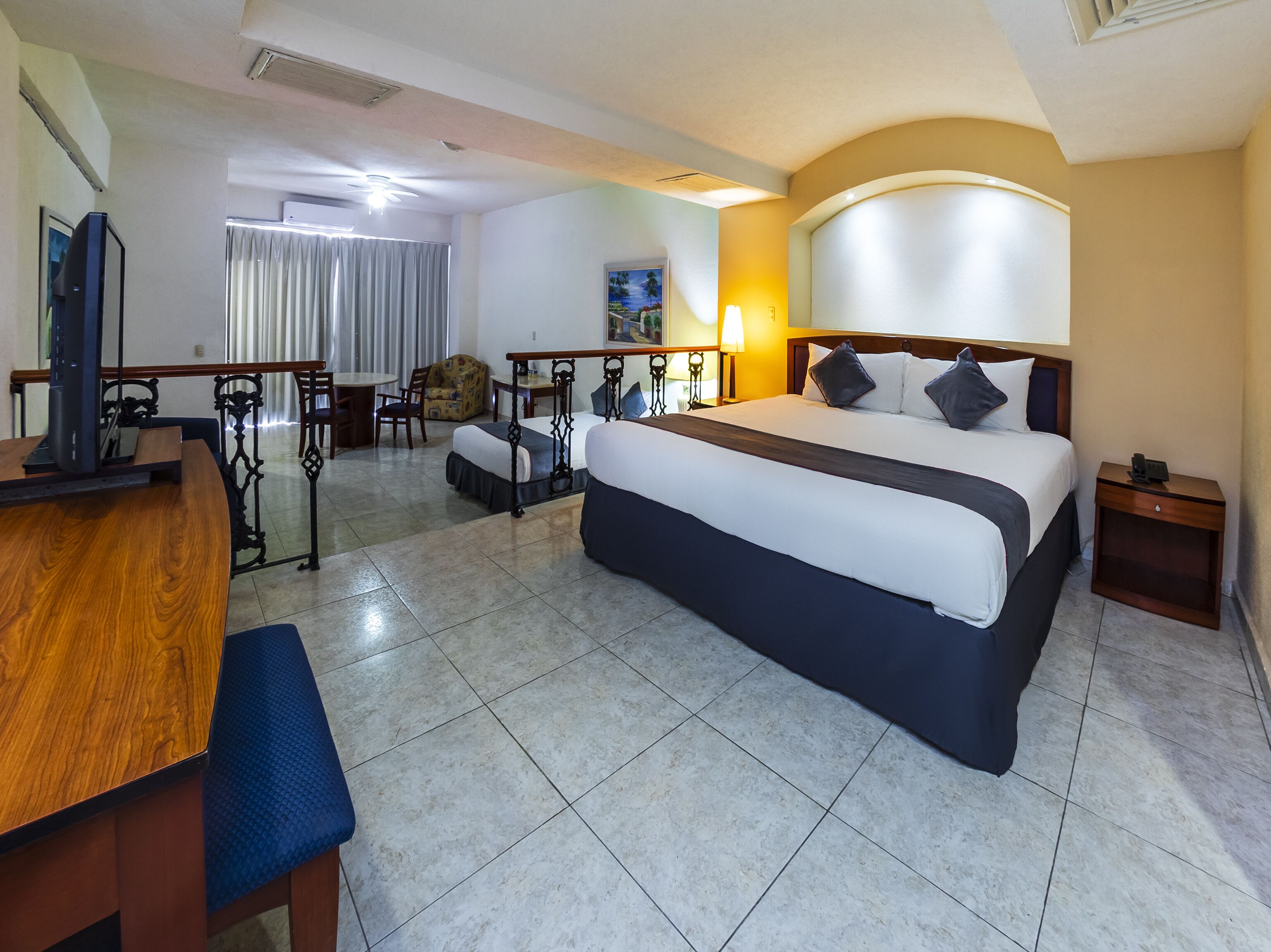 Escritorio, tabla de planchar con plancha, wifi gratis y ropa de cama