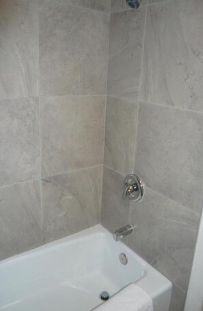 Quarto standard, 1 cama Queen, para não fumantes | Banheiro | Secador de cabelo (mediante solicitação), toalhas de banho