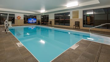 室內泳池;07:00 至 22:00 開放;躺椅