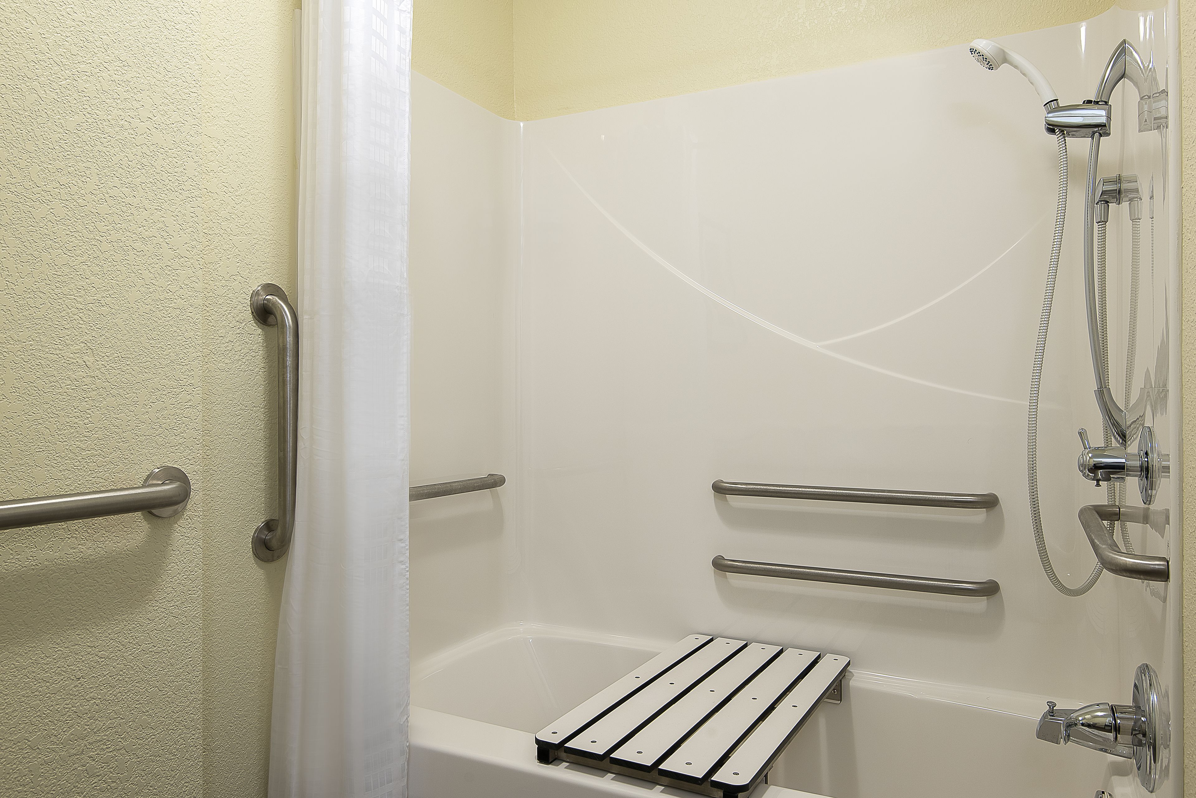 combined shower/bathtub, free toiletries, hair dryer, towels