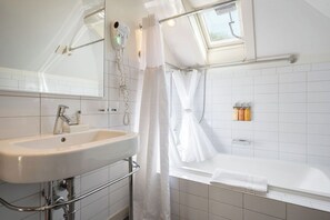 Appartement Penthouse exécutif, 1 très grand lit et 1 canapé-lit | Salle de bain | Douche, douche cascade, articles de toilette griffés, séchoir à cheveux