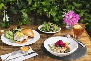 Breakfast, lunch and brunch served