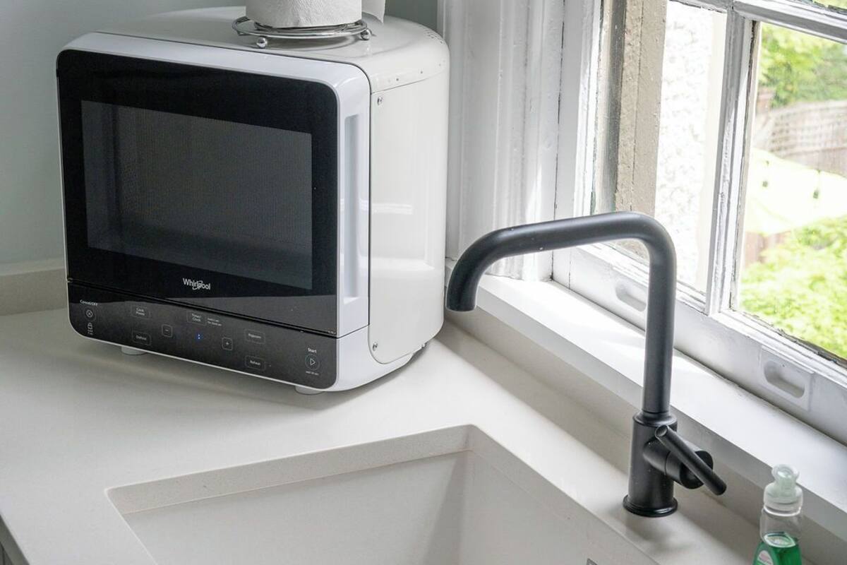 executive queen suite, 1 queen bed with sofa bed | microwave