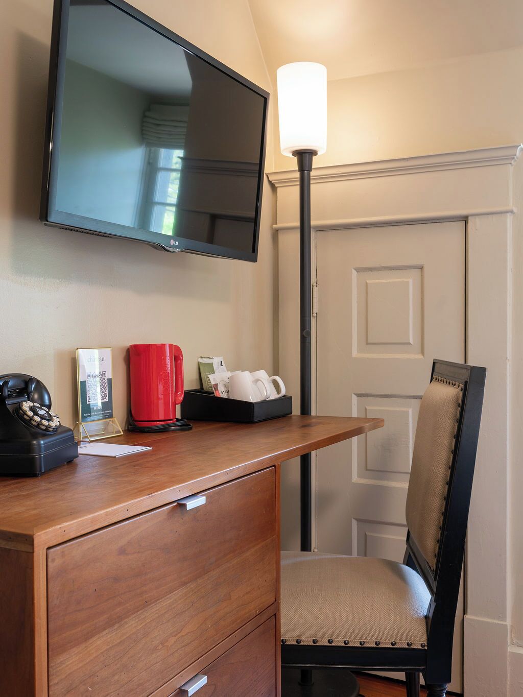 tavern guestroom | television