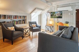 行政顶层房, 1 张特大床和 1 张沙发床 | 起居区 | 平板电视